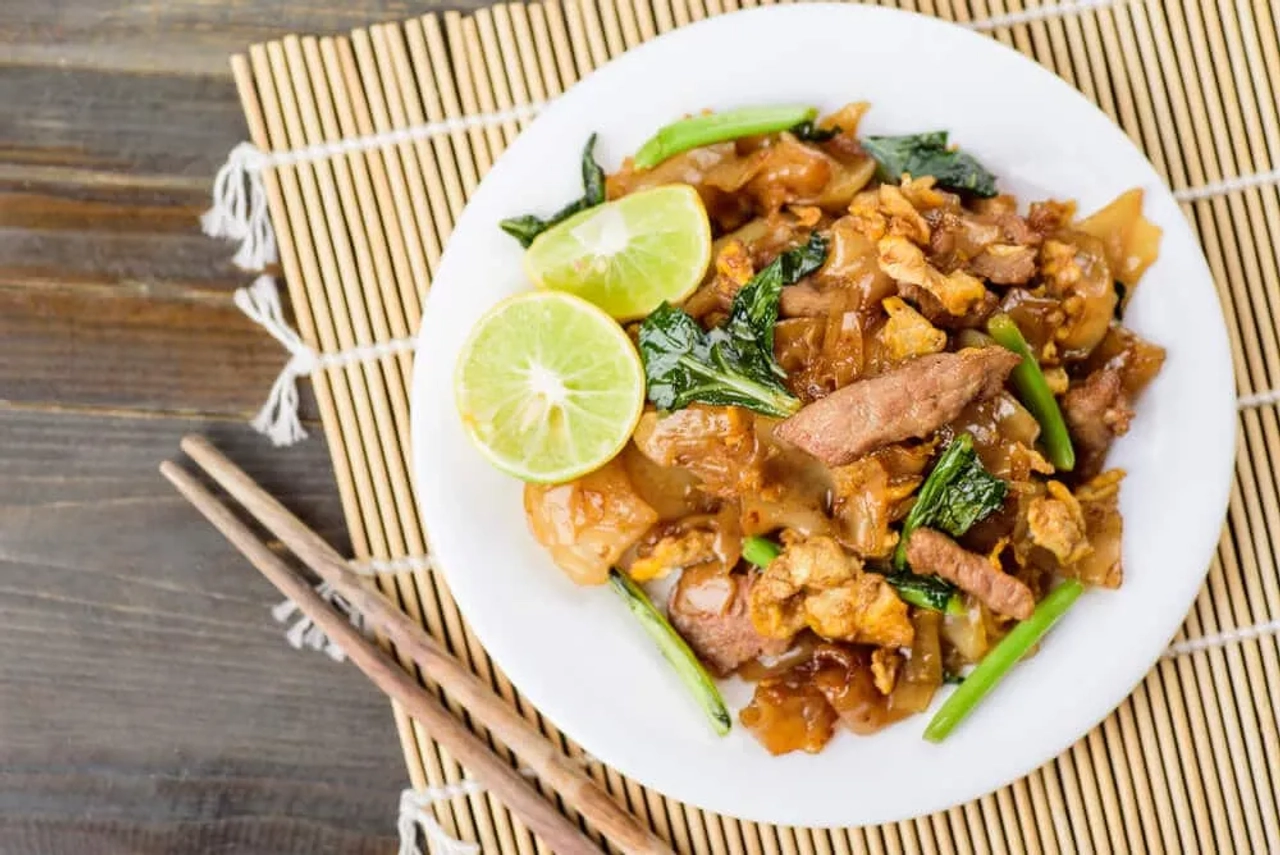 noodles fritos comida tailandesa