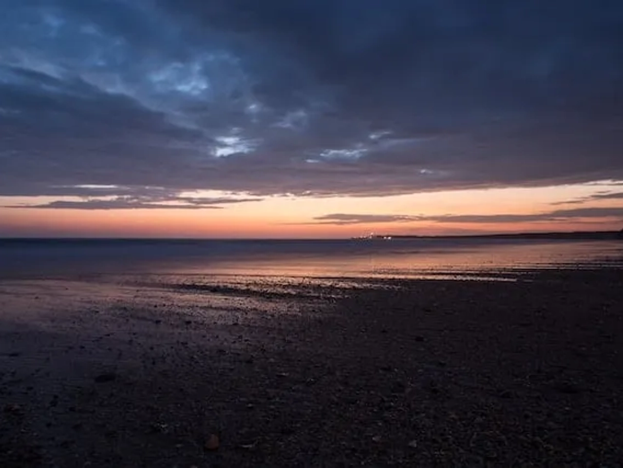 pôr-do-sol numa praia em cádis