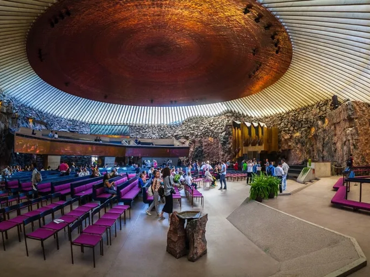 interior da igreja de pedra