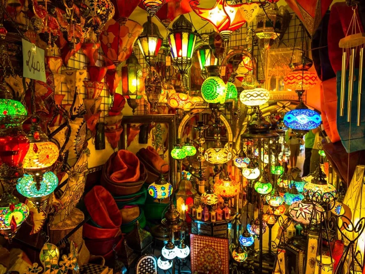 candeeiros coloridos no souk