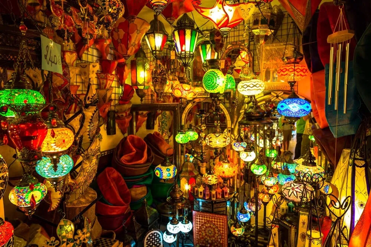 candeeiros coloridos no souk