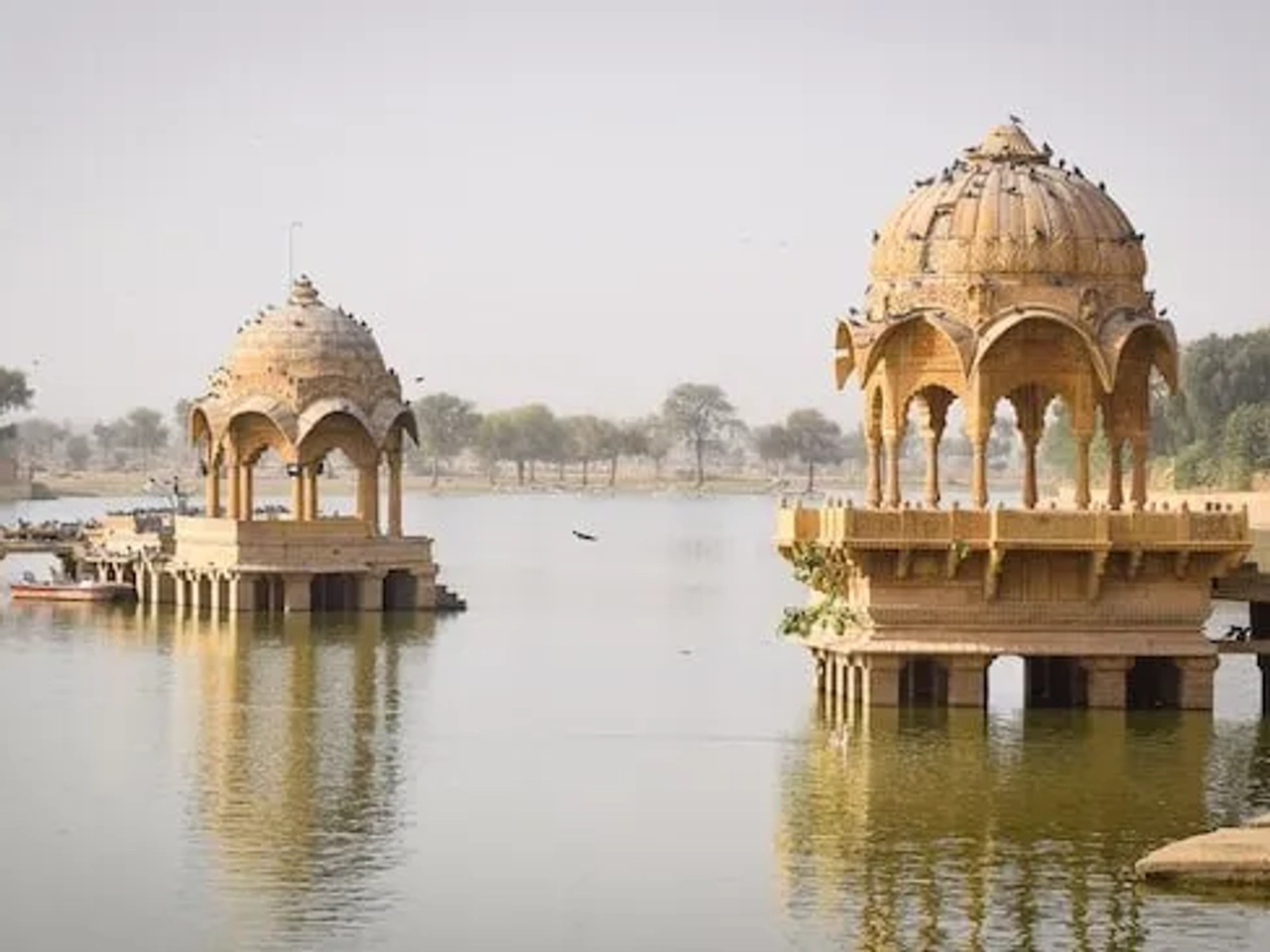 Cenotaph no lago Gadsisar em Jaisalmer, Rajasthan (Índia)