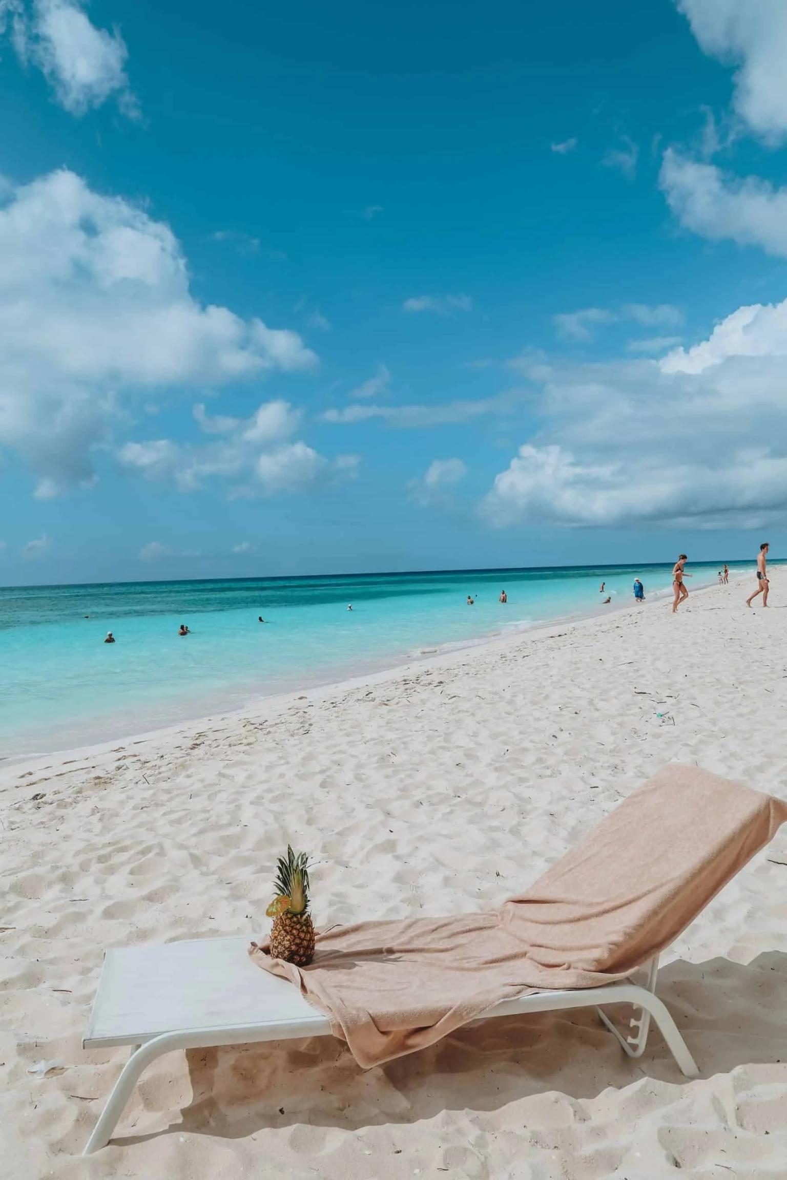 espreguiçadeira com toalha em praia na república dominicana