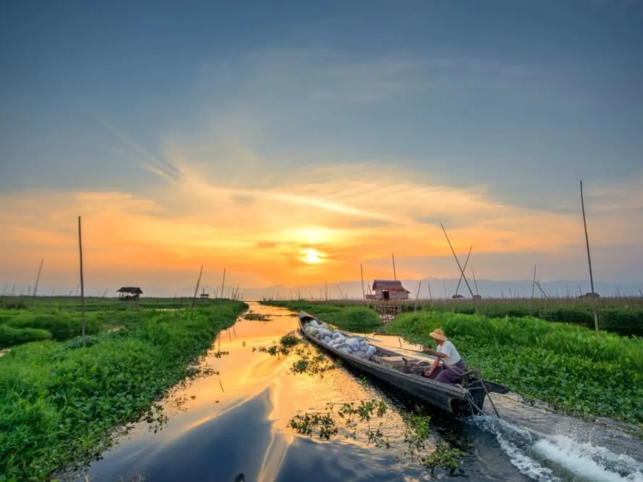 barcos no lago inle no myanmar