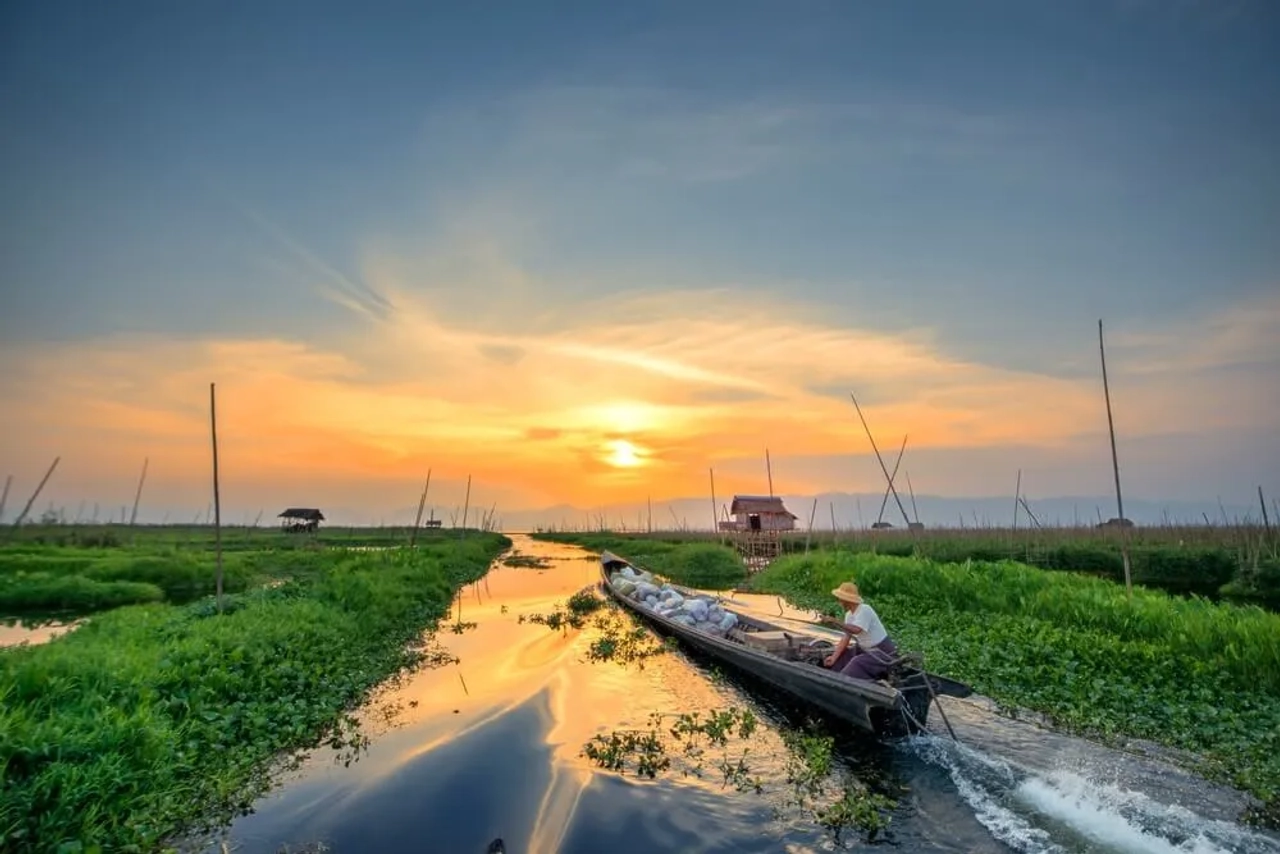barcos no lago inle no myanmar