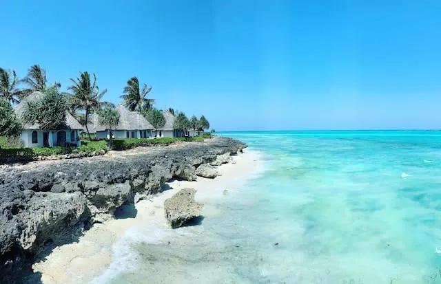 cabanas junto a uma praia paradisíaca em Zanzibar na Tanzania