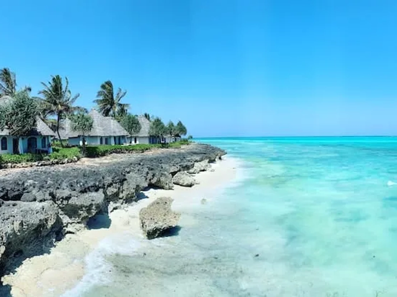 cabanas junto a uma praia paradisíaca em Zanzibar na Tanzania