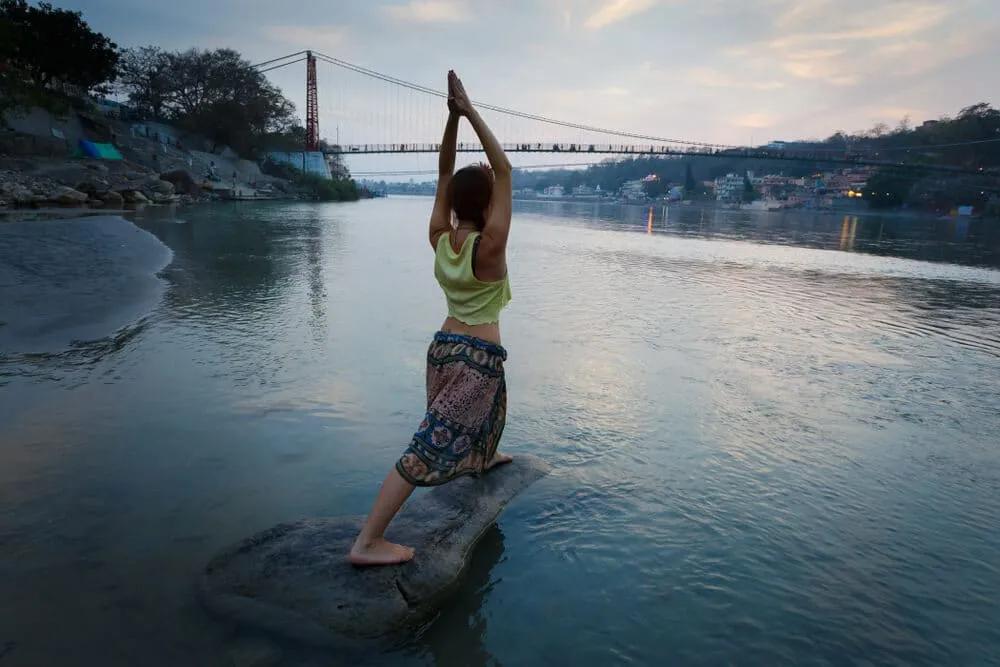 mulher a fazer yoga em rishikesh