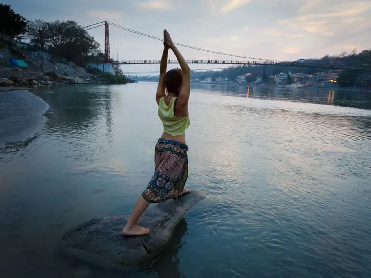 mulher a fazer yoga em rishikesh