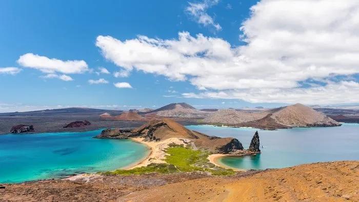Vista panorámica de las Islas Galápagos con aguas turquesas y paisajes volcánicos.