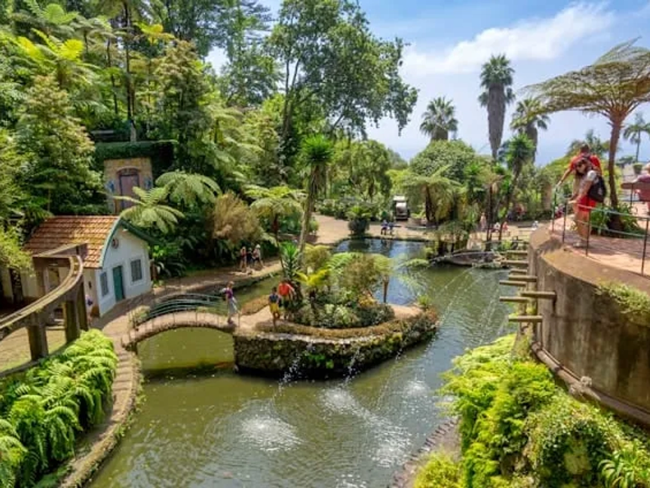 pessoas a passear no Parque Leite Monteiro, Caminho do Monte no Funchal na Ilha da Madeira