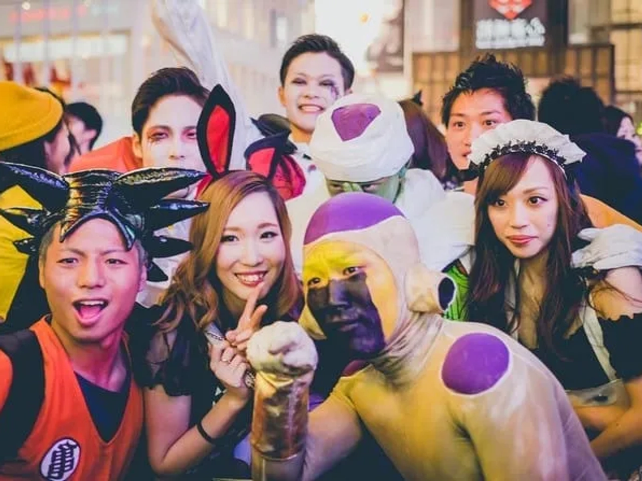 vários japoneses disfarçados no Halloween em Tóquio no Japão