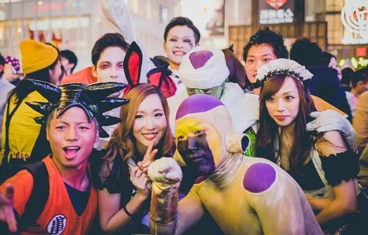 vários japoneses disfarçados no Halloween em Tóquio no Japão