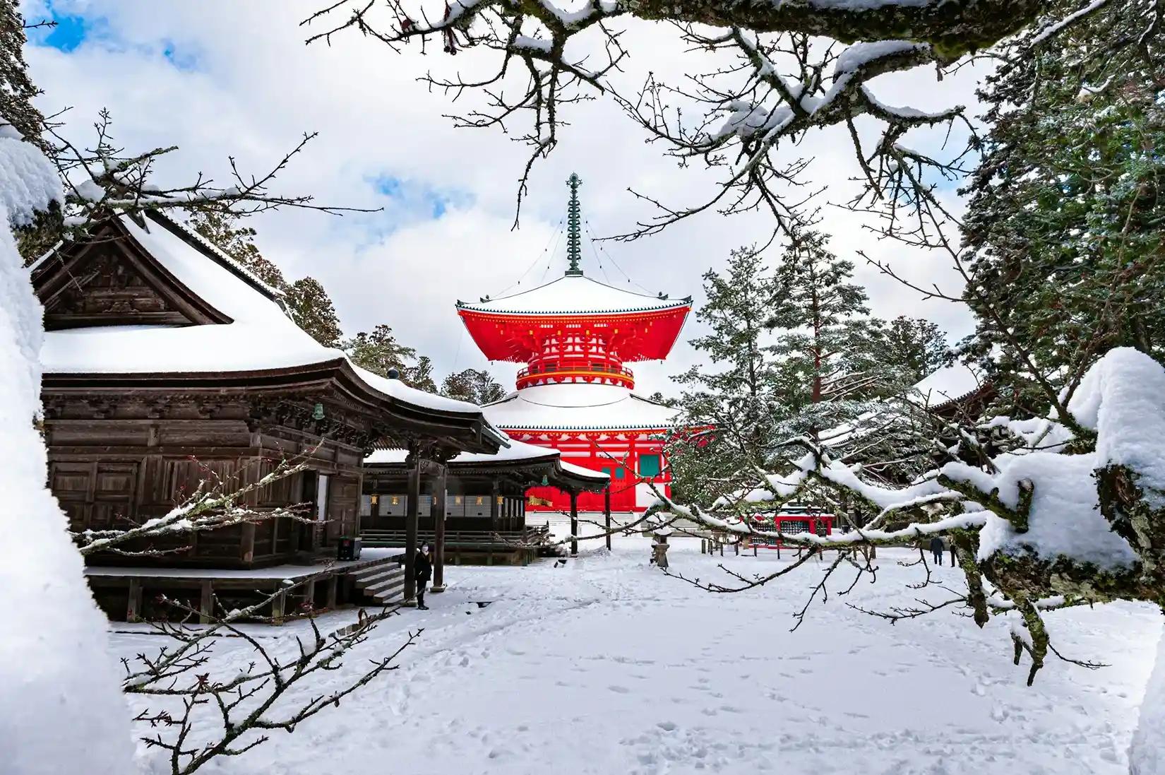 Tempio buddhista di Koyasan coperto di neve in inverno, esempio del clima freddo del Giappone nei mesi invernali.