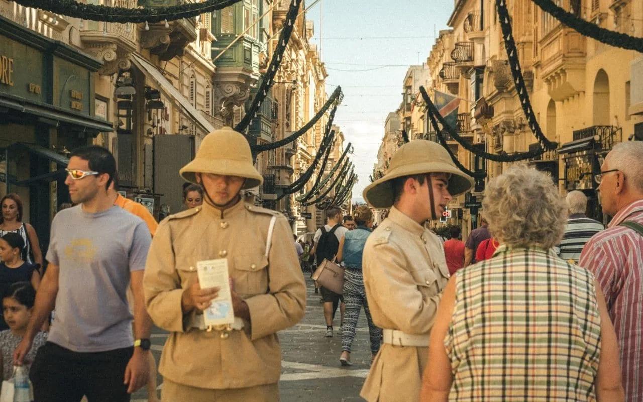 policias malteses numa rua de valetta