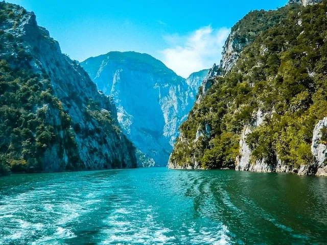 Lago Koman com montanhas a volta na albania
