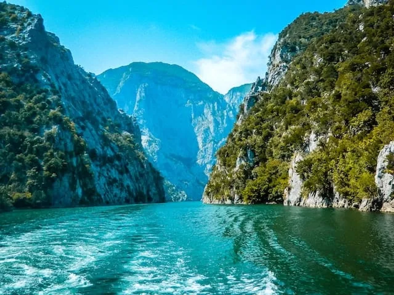 Lago Koman com montanhas a volta na albania