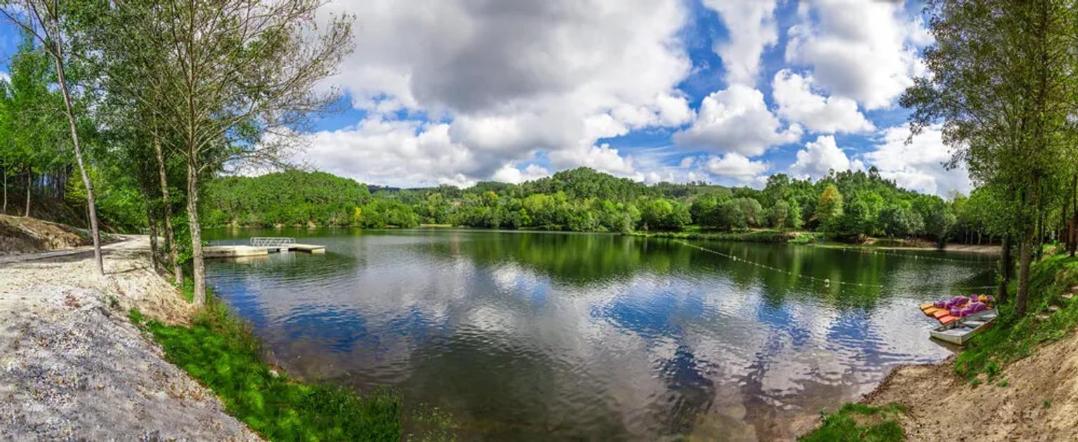 lago formado na barragem da queimadela