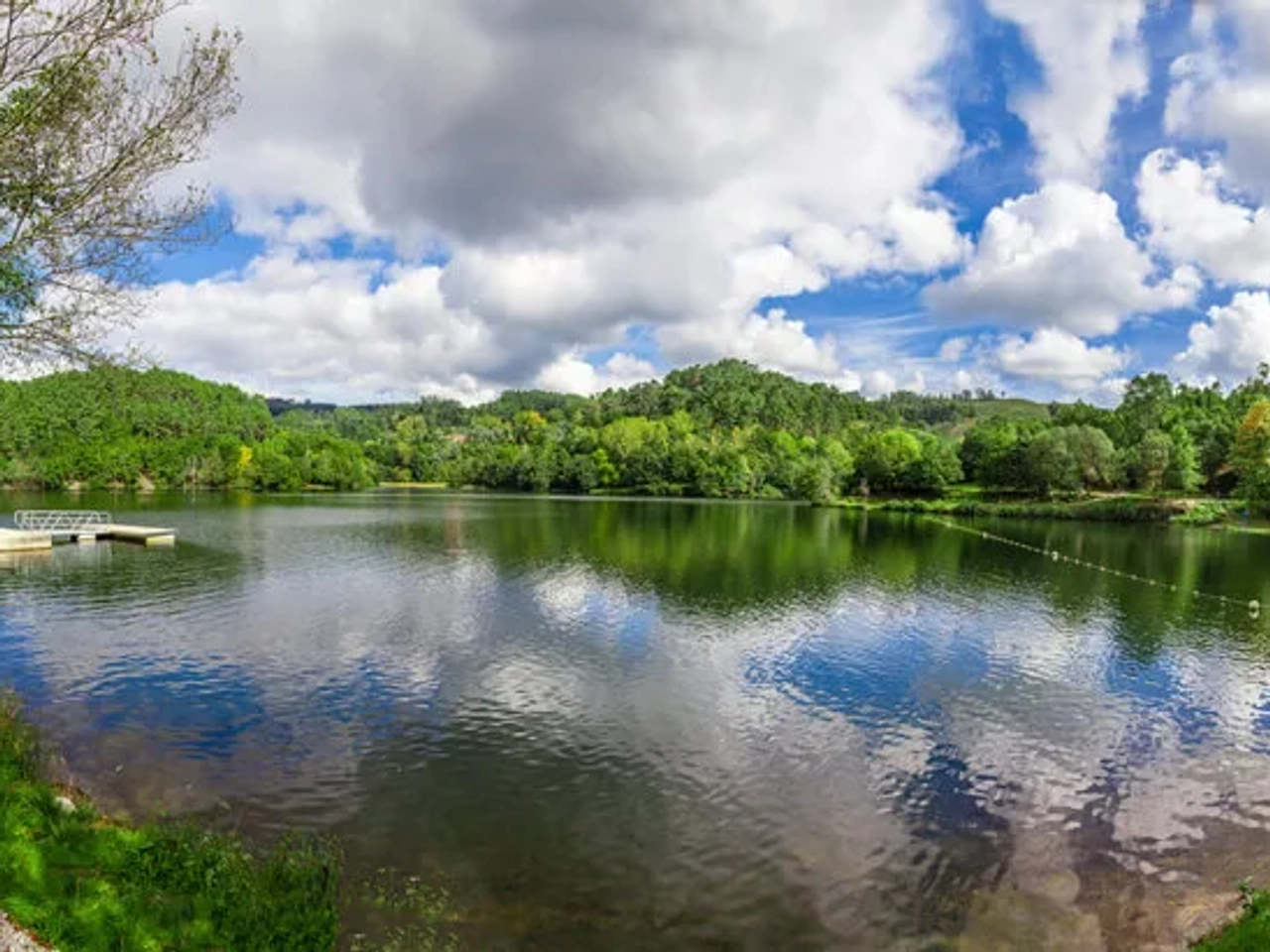 lago formado na barragem da queimadela