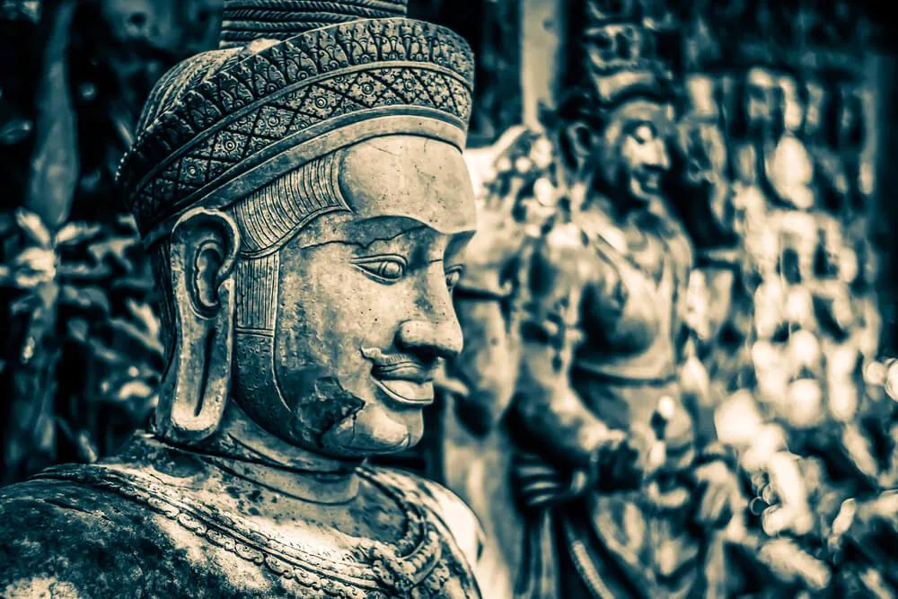 cabeças esculpidas na pedra