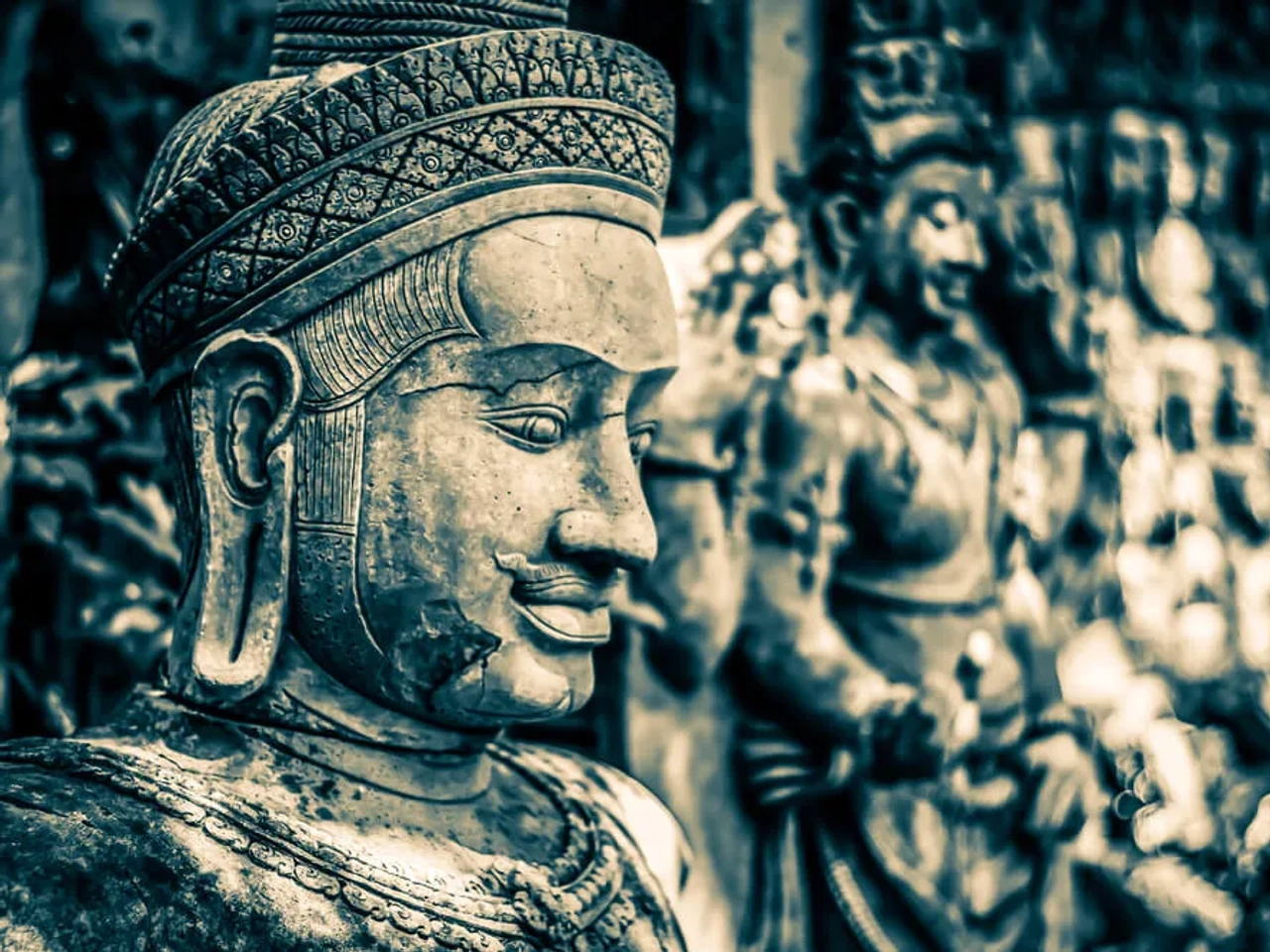 cabeças esculpidas na pedra