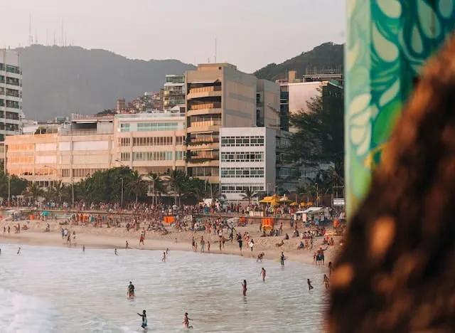 pessoas em ipanema a tomar banho no mar no carnaval no rio de janeiro
