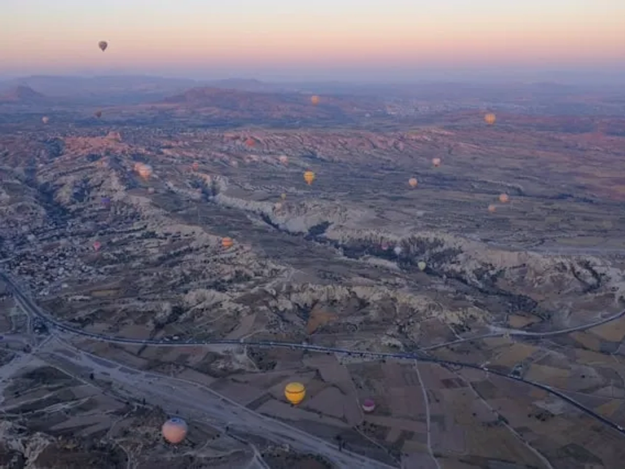 vários balões de ar quente vistos de cima ao nascer do sol na capadócia na turquia