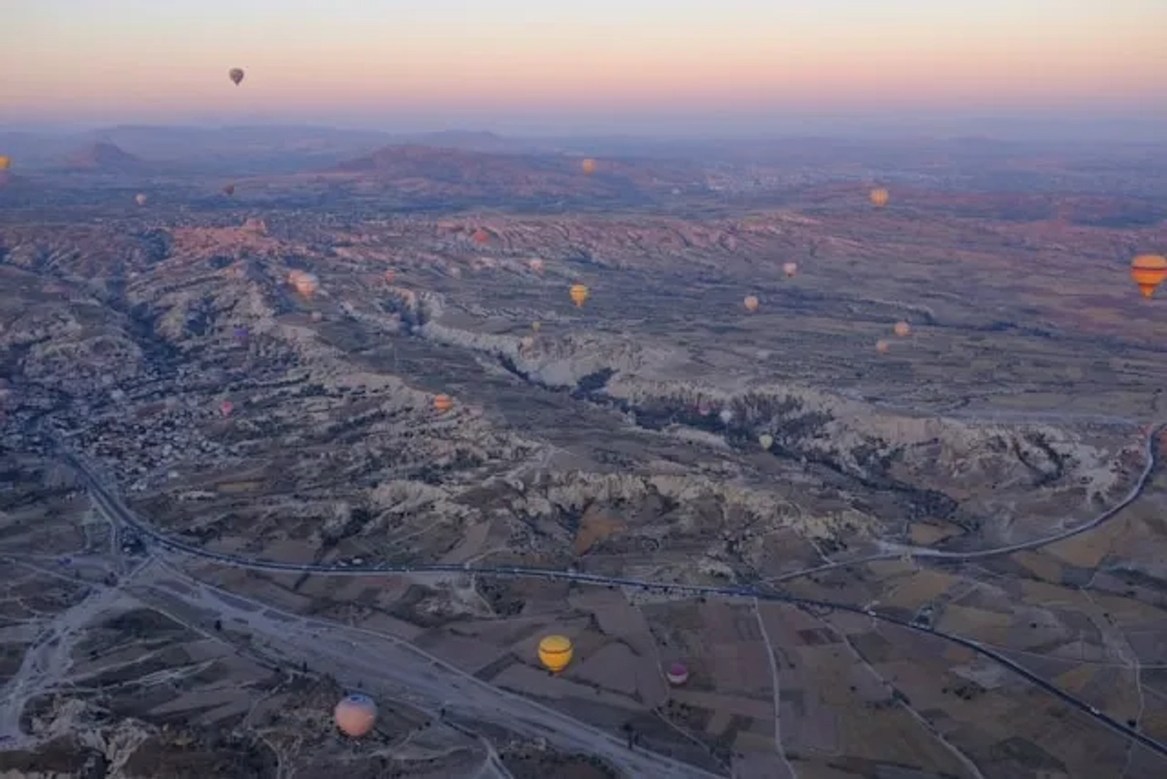 vários balões de ar quente vistos de cima ao nascer do sol na capadócia na turquia