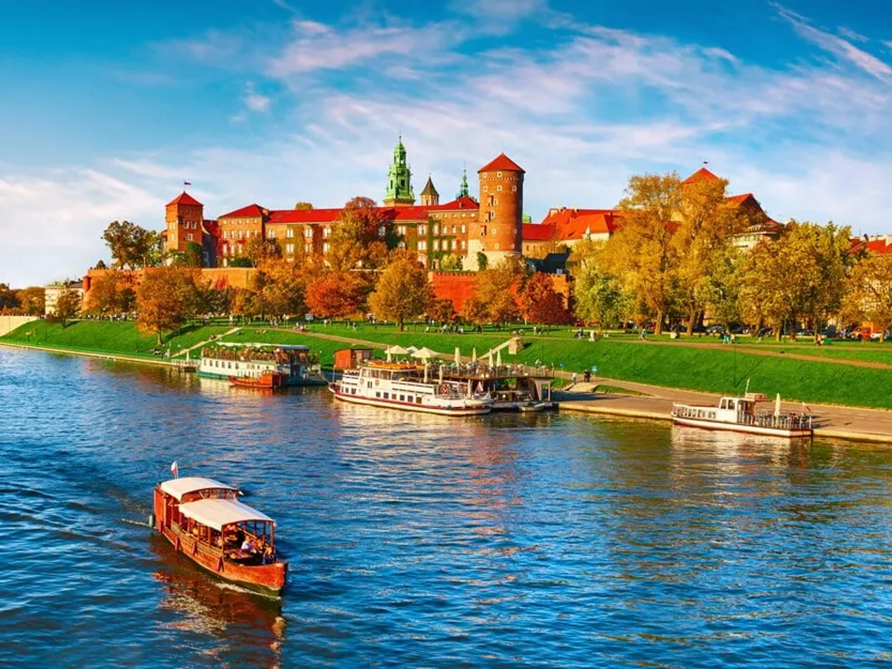 vistas do castelo de wawel e do rio wisla em cracovia