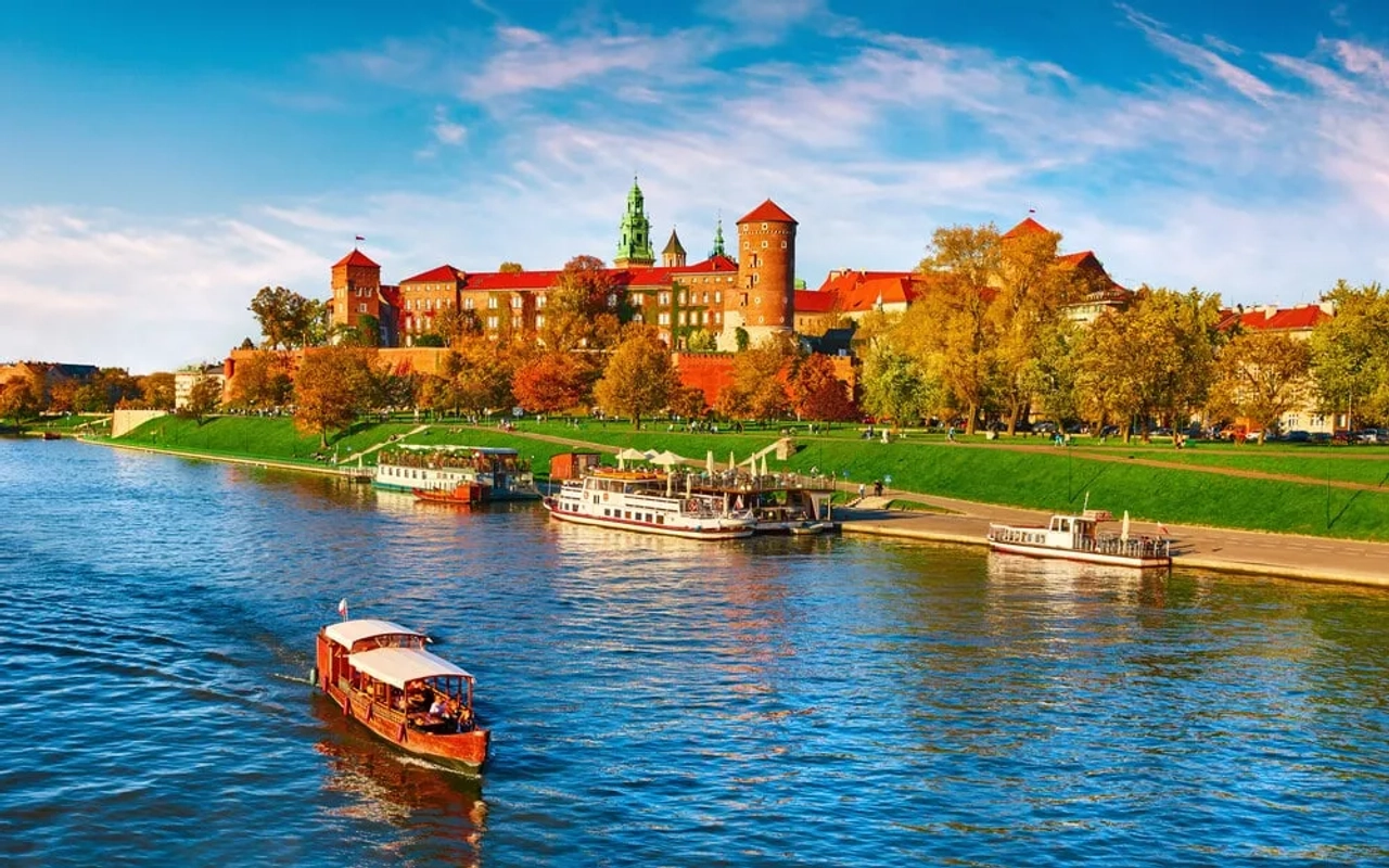 vistas do castelo de wawel e do rio wisla em cracovia