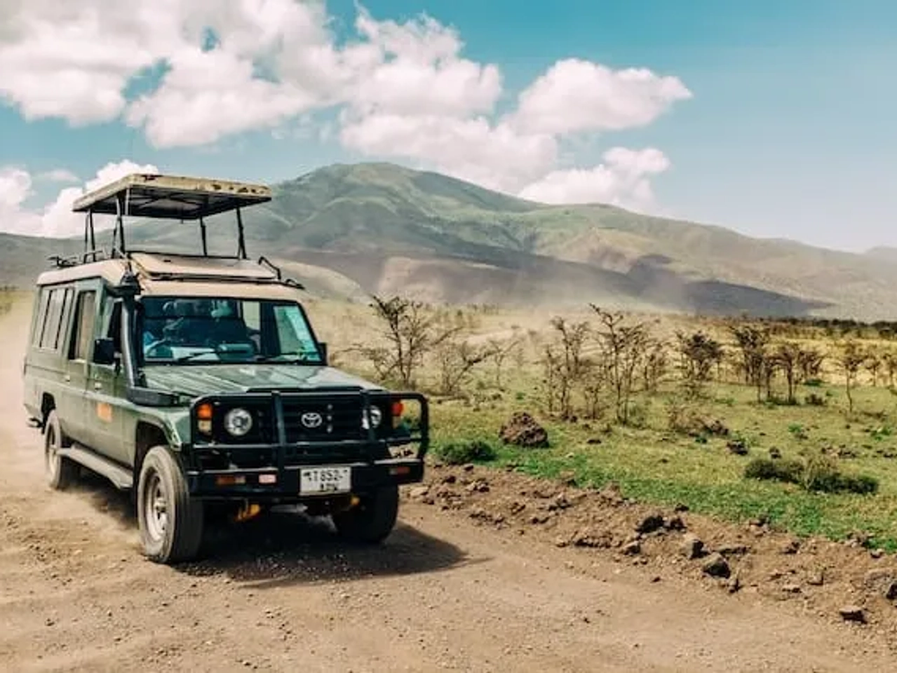 jipe a andar em terra batida na tanzania