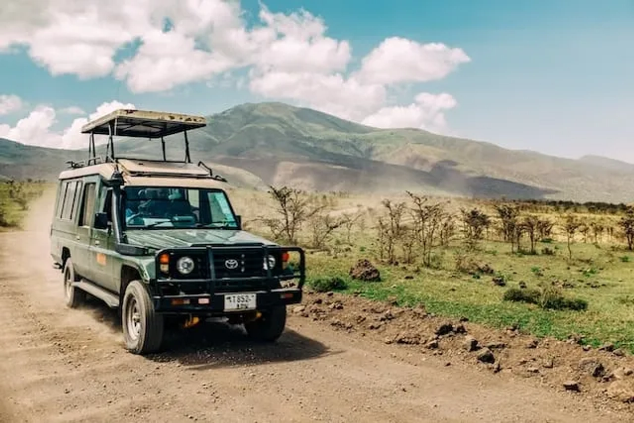 jipe a andar em terra batida na tanzania