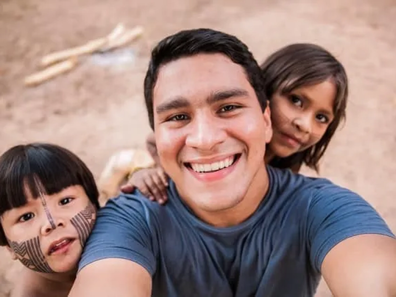 rapaz a tirar selfie com um menino e uma menina