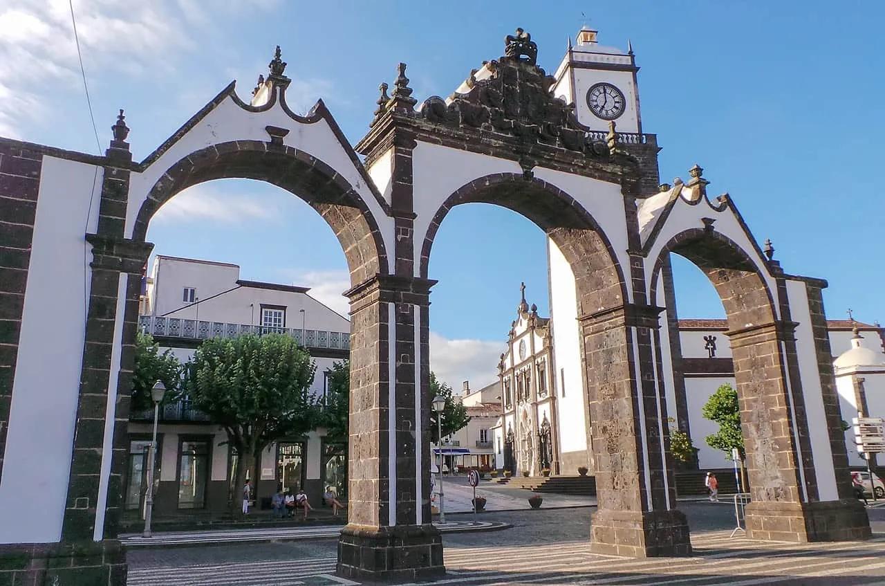 Arcos de pedra com vista para a igreja e praça em Ponta Delgada, São Miguel.