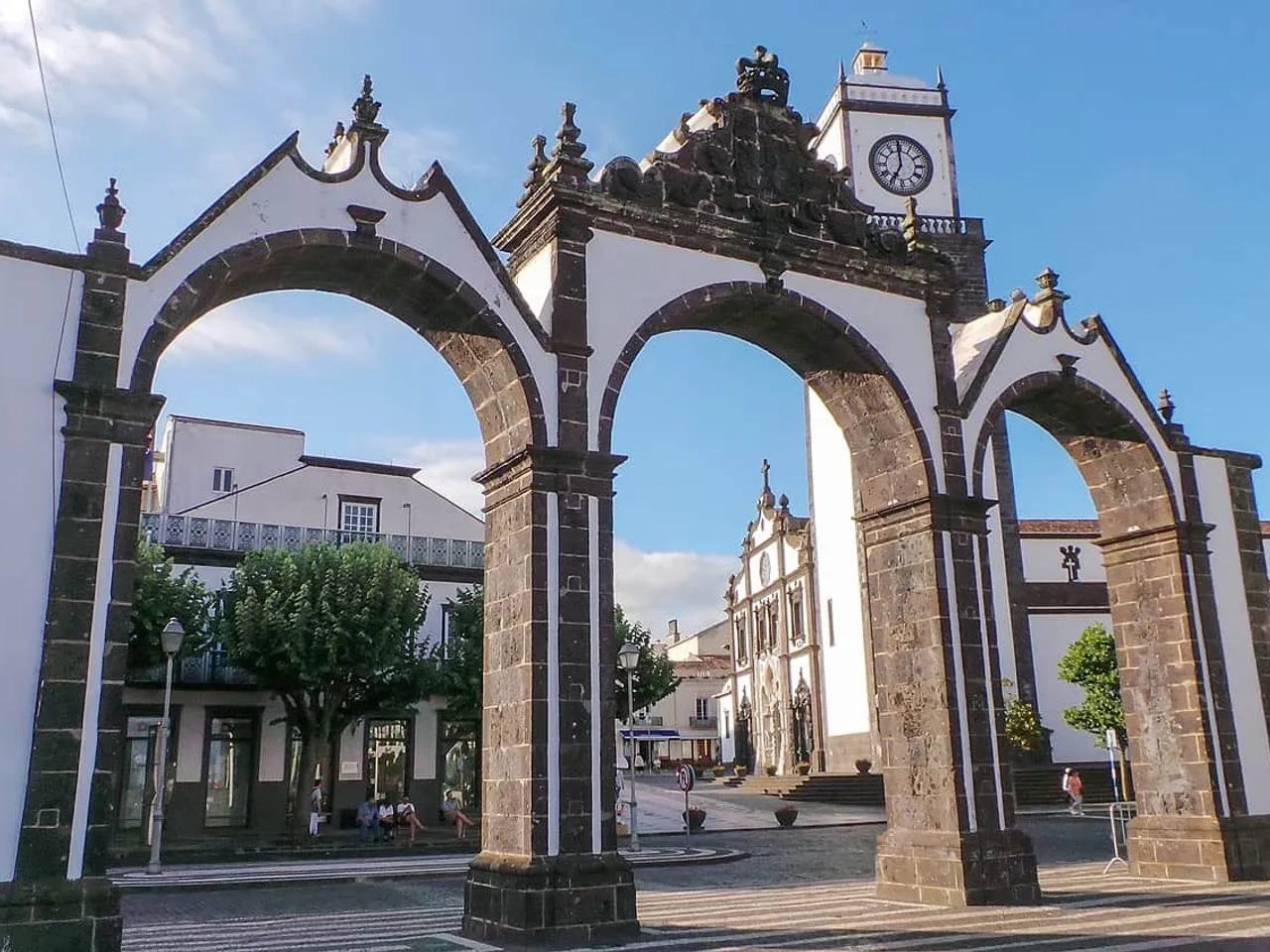 Arcos de pedra com vista para a igreja e praça em Ponta Delgada, São Miguel.