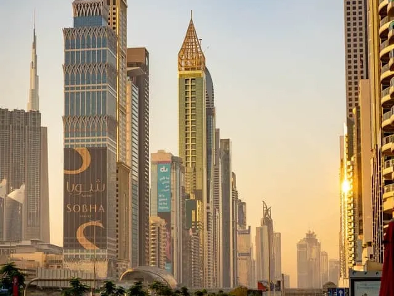 veículos estacionados numa avenida do dubai