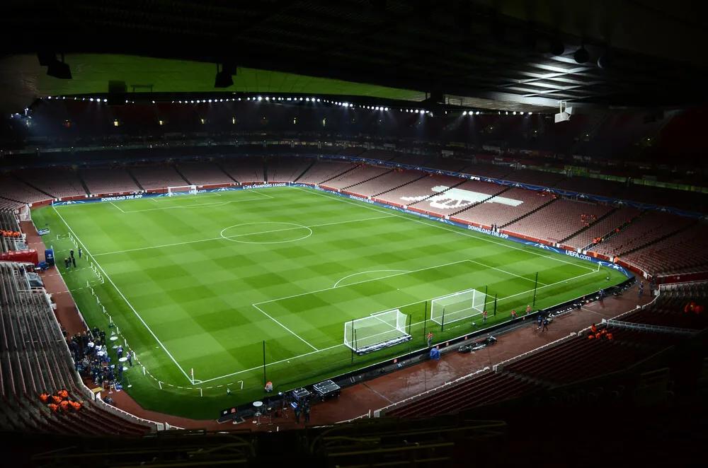 vista sobre o relvado de um estadio de futebol
