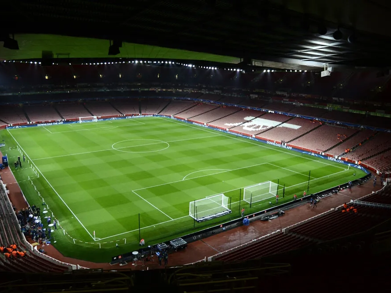 vista sobre o relvado de um estadio de futebol