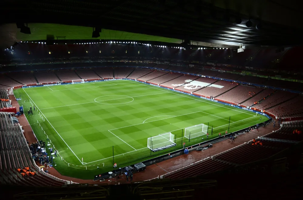 vista sobre o relvado de um estadio de futebol