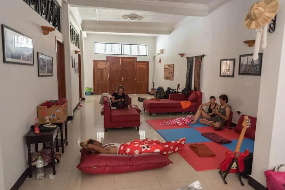 várias pessoas fazem couchsurfing numa sala de estar