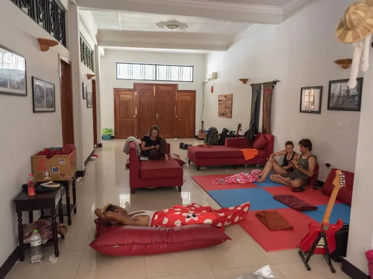 várias pessoas fazem couchsurfing numa sala de estar
