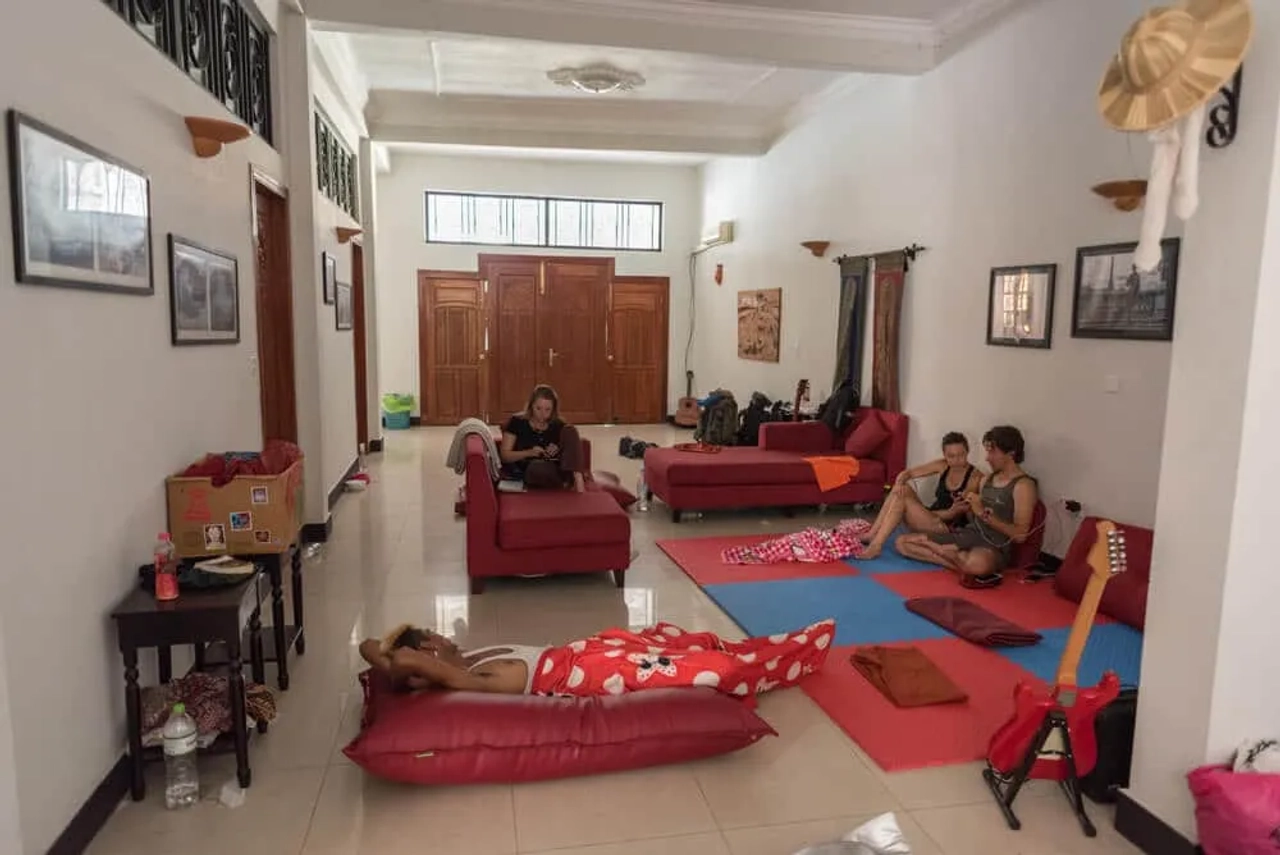 várias pessoas fazem couchsurfing numa sala de estar