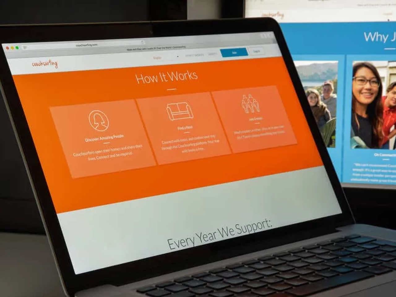 computador portátil com explicação sobre como funciona o couchsurfing