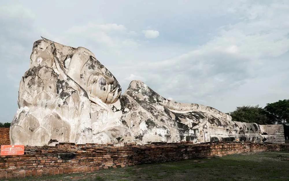 buda reclinado de Wat Lokaya Sutha