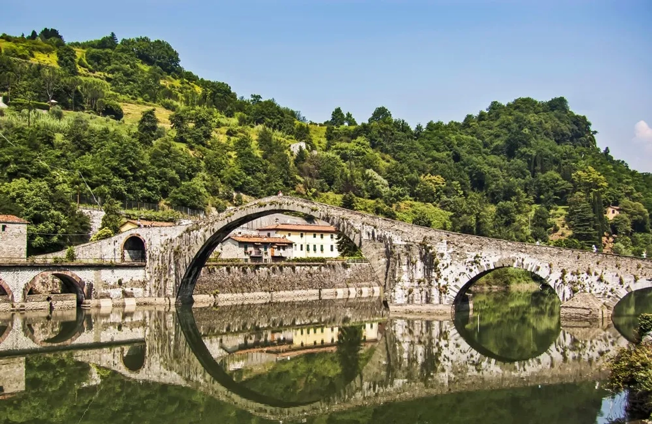 Puente Maddalena en Bagni di Lucca, Toscana, Italia