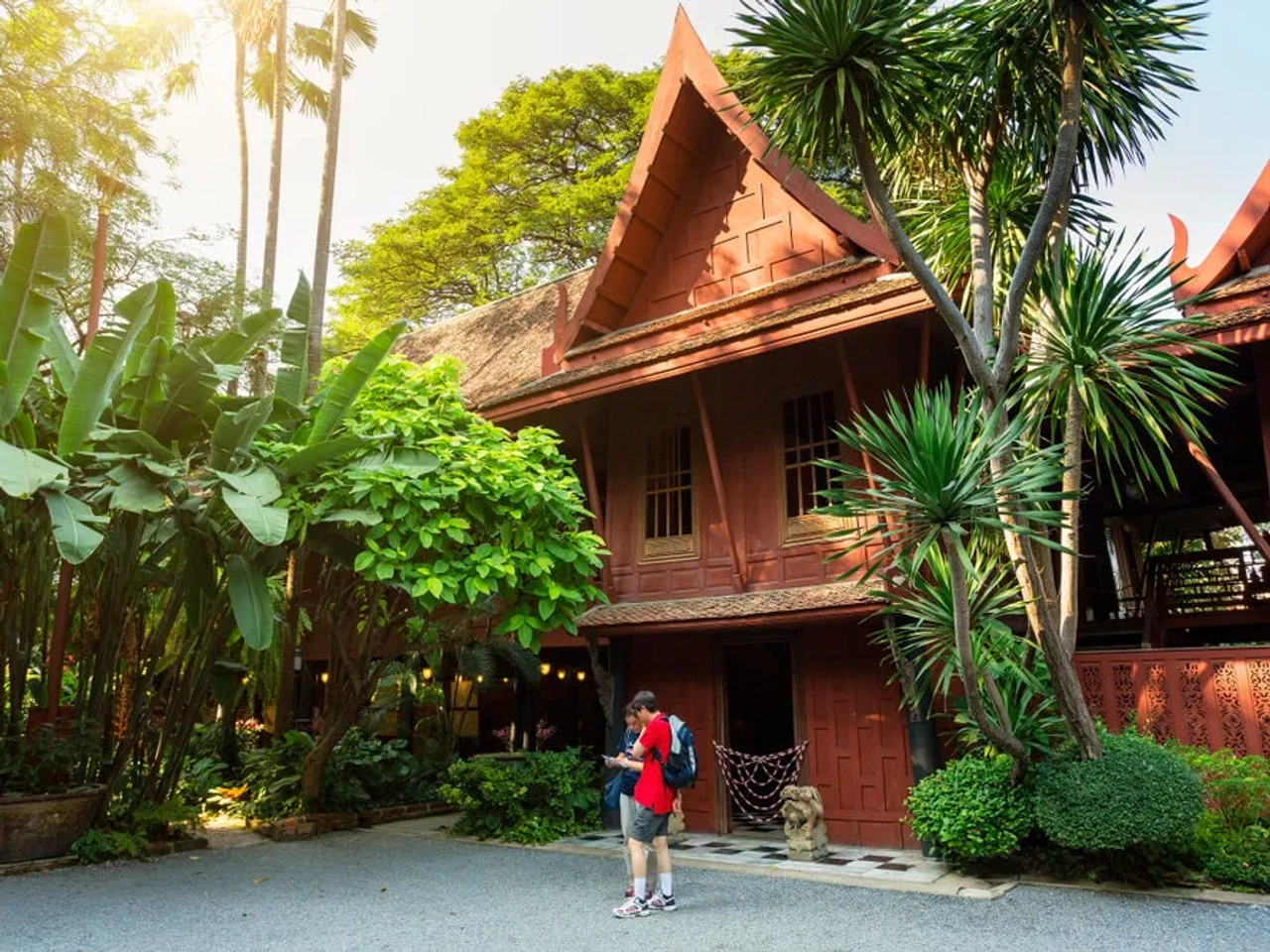 turistas a olhar para um mapa em frente à jim thompsons house