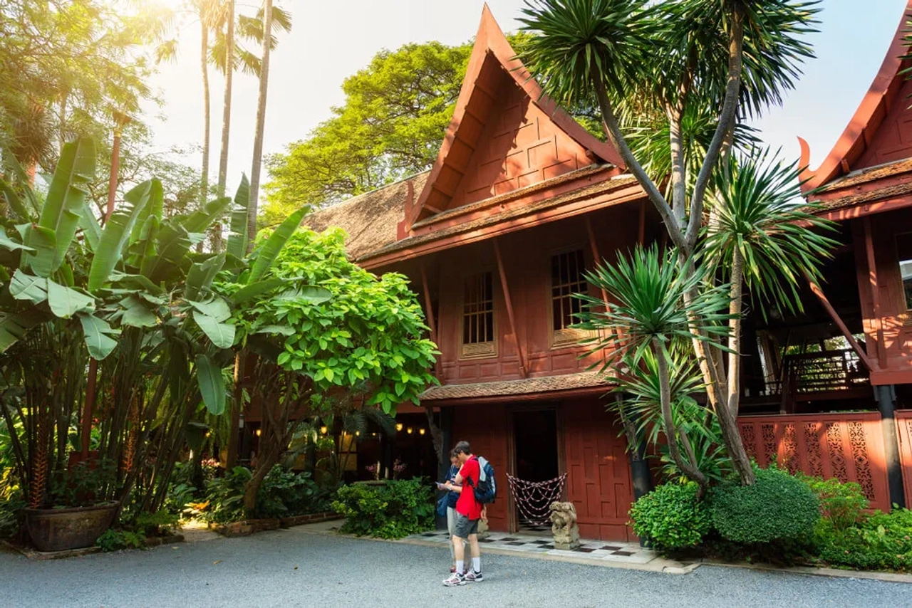 turistas a olhar para um mapa em frente à jim thompsons house