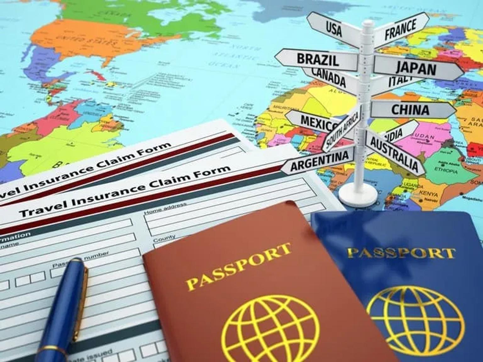 Pasaportes, formulario de seguro de viaje y un mapa mundial con destinos.