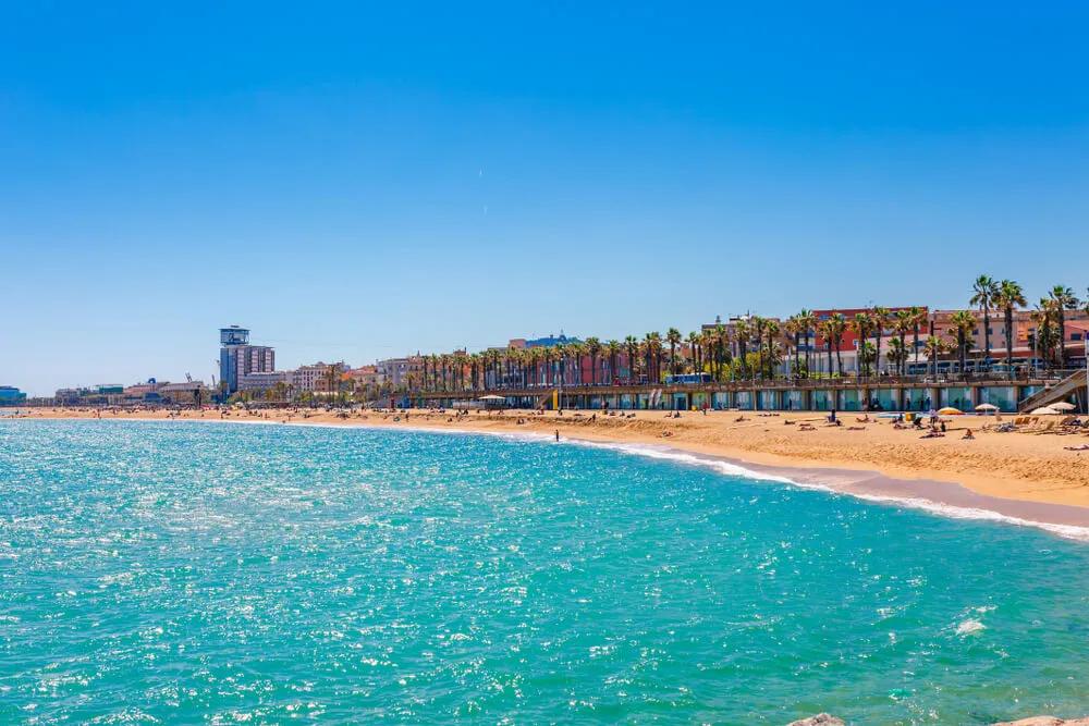 praia da barceloneta vista desde o mar