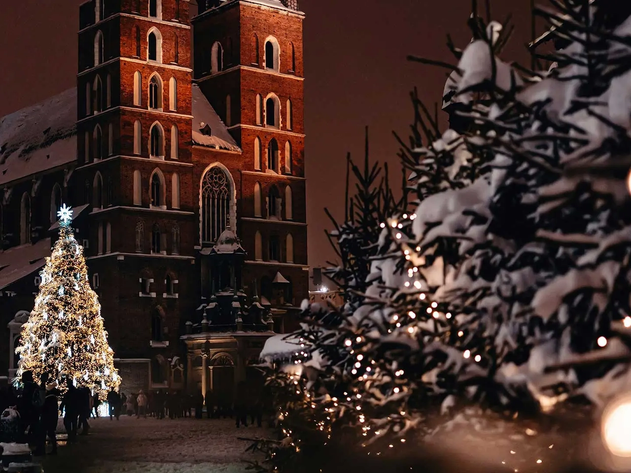 un arbol de navidad junto a una iglesia en polonia